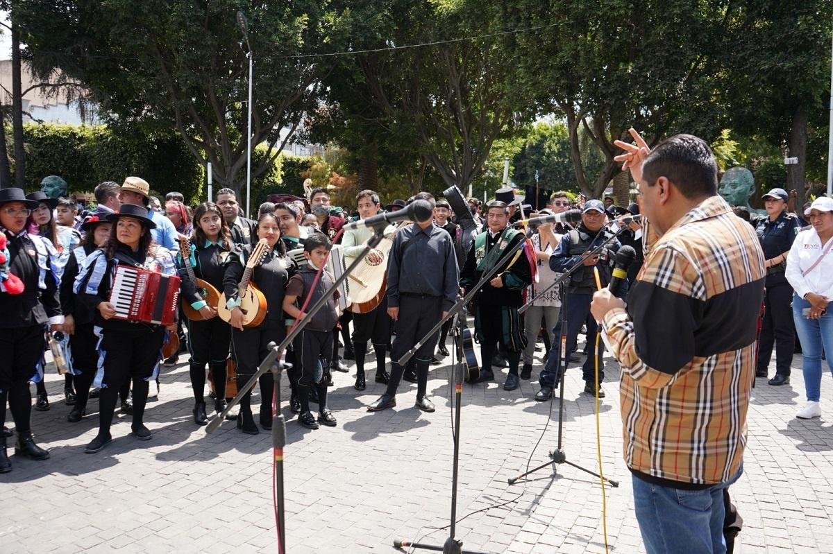 Realizan callejoneada con 36 estudiantinas en Texcoco 