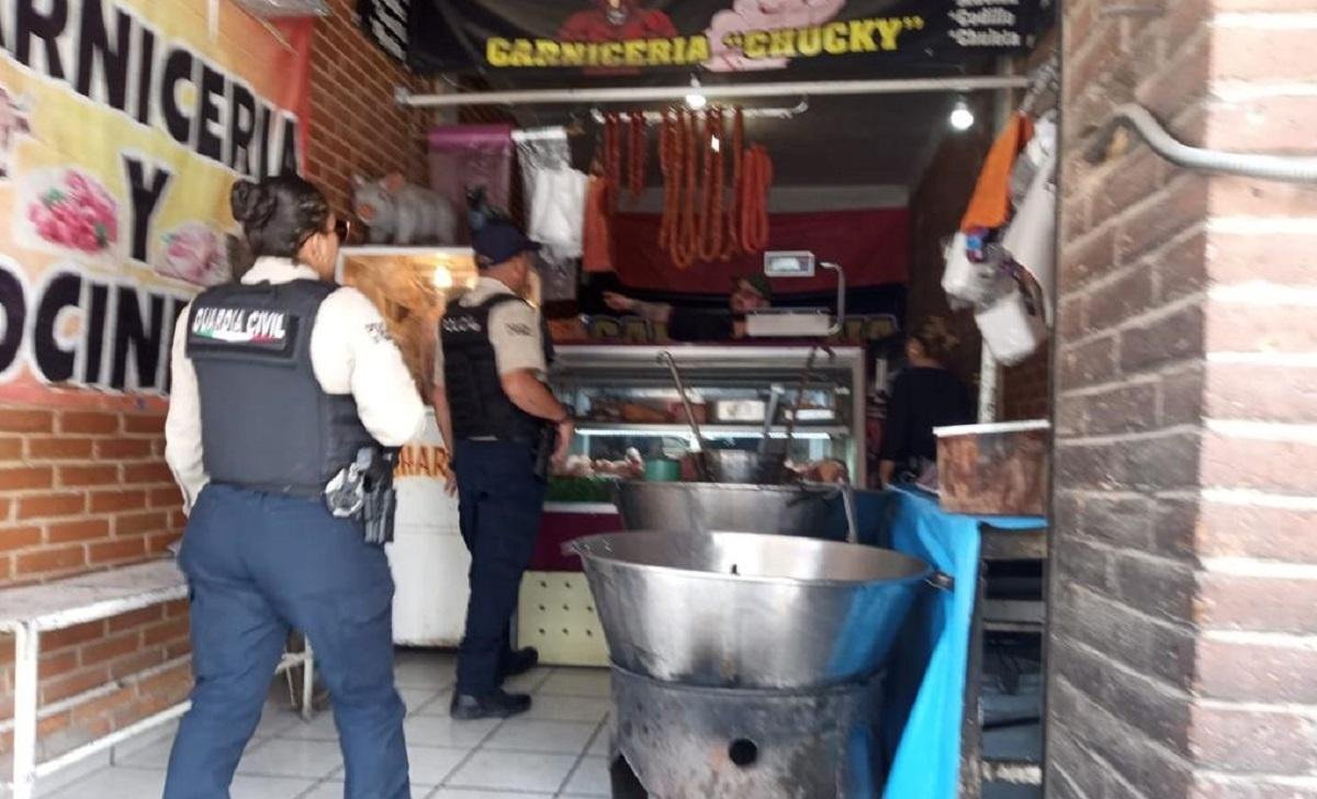 Guardia Civil de Tecámac auxilian a carnicero que fue amenazado por sujeto que arrojó a perro a un cazo de aceite hirviendo