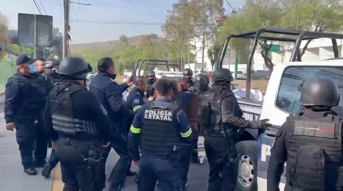 "VIDEO En Tlalnepantla desalojan a manifestantes que bloqueaban la vía Gustavo Baz