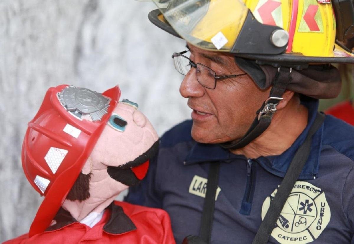  Bomberman y Vulcanito capacitan a niños para prevenir accidentes en hogares y escuelas