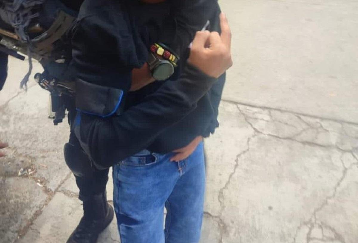 Detienen a menor que disparo un arma al interior de una secundaría 