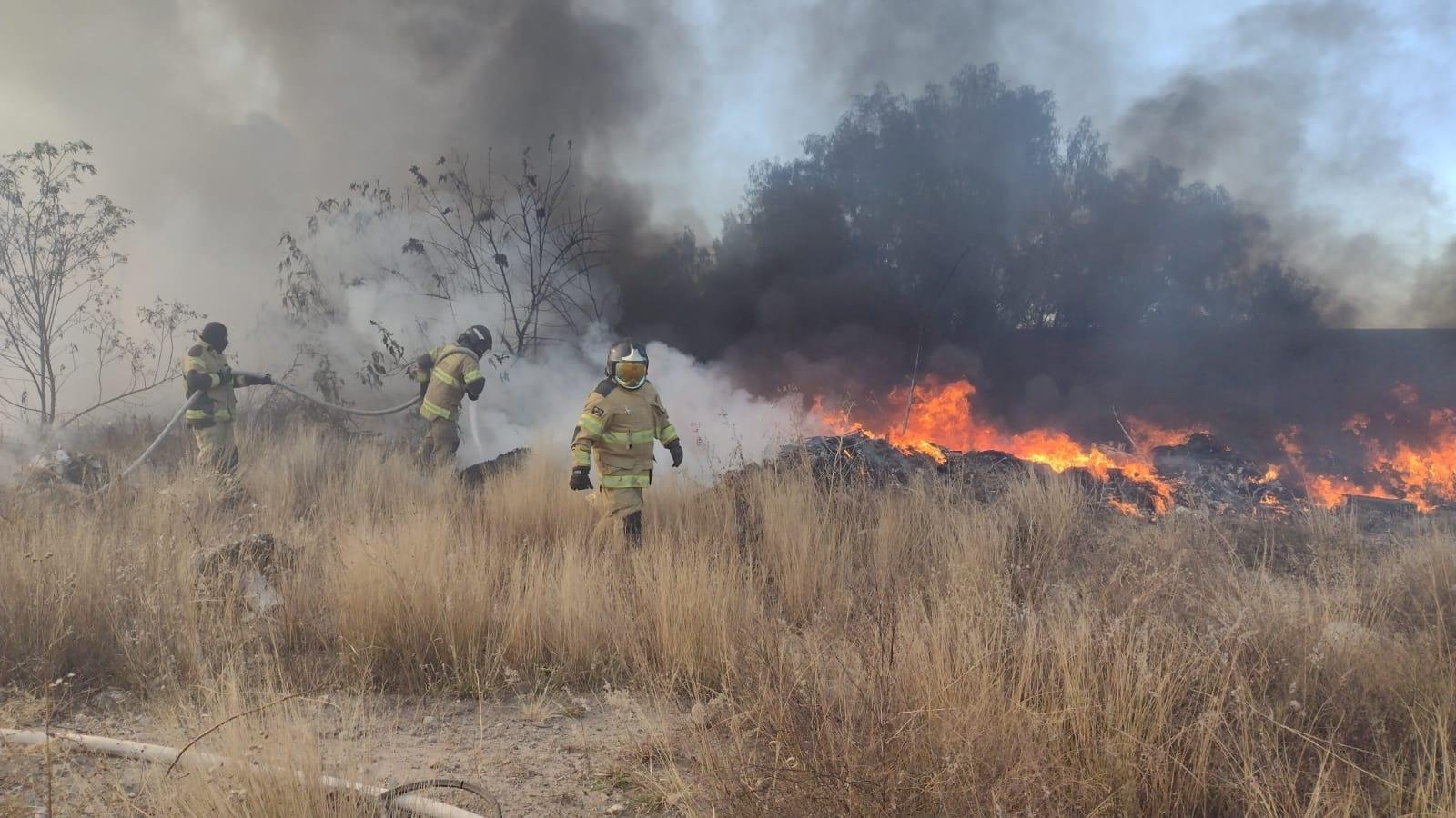 Bomberos de Texcoco controlan incendio cercano a una gasera 