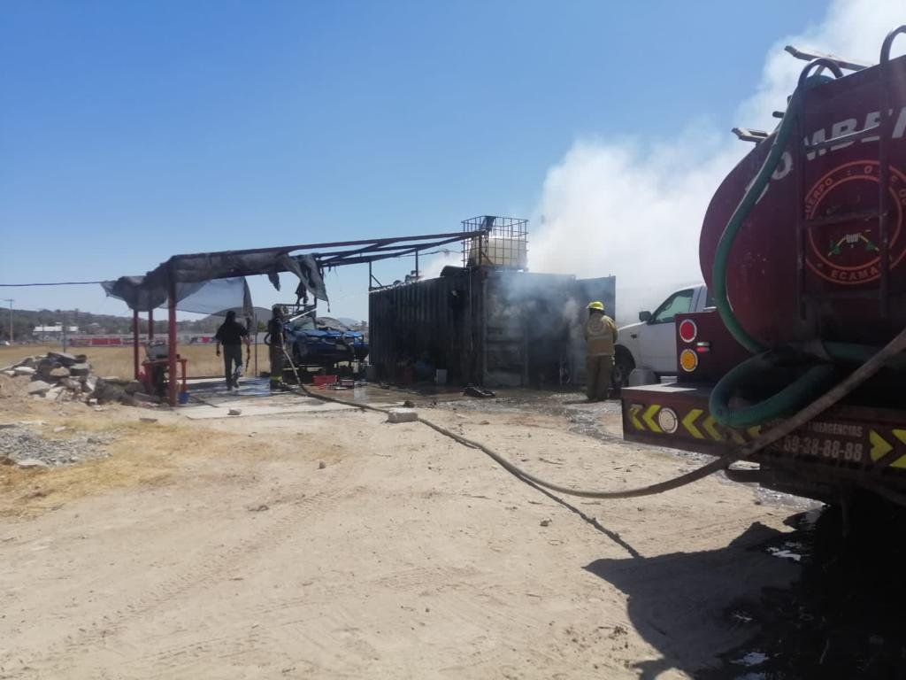 Controlan incendio de taller mecánico de Tecámac; no se registraron lesionados