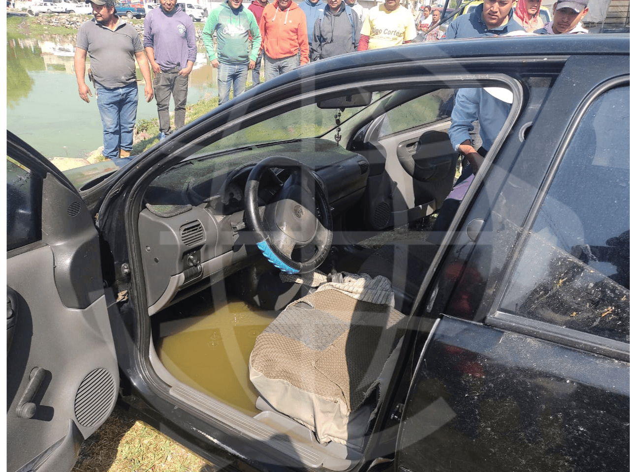 Conductor pierde el control de se vehículo y cae a un jaguey en Oxtotipac
